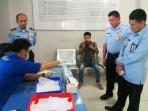 pegawai-jalani-tes-urine_20151103_181607.jpg