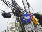 pegawai-merapikan-instalasi-jaringan-kabel-utilitas_20230328_113728.jpg