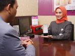pegawai-pt-bank-mega-syariah-menunjukkan-aplikasi-mobile-banking.jpg