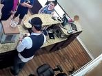 pegawai-toko-perhiasan_20180609_132143.jpg