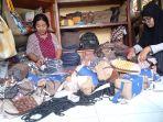 pegawai-umkm-lintang-kejora-tengah-mengemas-produk-kain-jumputan.jpg