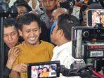 pegi-setiawan-tersenyum-lebar-saat-akan-meninggalkan-mapolda.jpg