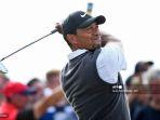 pegolf-as-tiger-woods-menyaksikan-pukulan-besinya-dari-tee-ke-16-selama-putaran-ketiganya.jpg