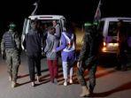 pejuang-brigade-al-qassam-sayap-militer-hamas-mengawal-sandera-israel.jpg