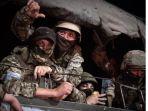 pejuang-grup-wagner-melihat-dari-kendaraan-militer.jpg