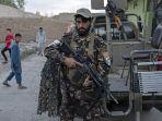 pejuang-taliban-berjaga-di-dekat-lokasi-ledakan-di-kabul-29-april-2022.jpg