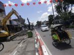 pekerja-dengan-alat-berat-merevitalisasi-malioboro-sisi-barat_20180312_133926.jpg