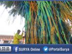 pekerja-dinas-kebersihan-dan-pertamanan-dkp-kota-malang-menghapus-cat_20151122_101605.jpg