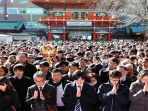 pekerja-jepang-berdoa-di-kuil_20180105_071414.jpg