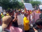 pekerja-kebersihan-berunjuk-rasa-di-kantor-wali-kota-pekanbaru_20160614_110209.jpg