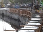pekerja-kerjakan-turap-beton-kali-item_20190107_122132.jpg