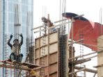 pekerja-konstruksi-gunakan-alat-keselamatan-kerja-seadanya_20200518_220810.jpg