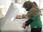 pekerja-memeriksa-produk-frozen-food-di-warehouse-tukoni.jpg