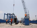 pekerja-menyelesaikan-perakitan-crane-tpks-semarang_20160809_103601.jpg