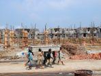 pekerja-menyelesaikan-proyek-perumahan-milik-grup-lippo-di-lippo-cikarang.jpg