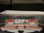 pekerja-menyiapkan-panggung-untuk-debat-kedua-calon-presiden-pilpres-2019-di-hotel-sultan-jakarta.jpg