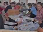 pekerja-menyortir-surat-suara-pemilu-2019.jpg