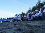 pekerja-pertamina-bersih-bersih-pantai.jpg