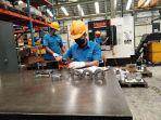 pekerja-pt-teknologi-rekayasa-katup-sedang-mengerjakan-produk-penunjang-industri-migas.jpg