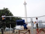 pekerja-sedang-mengecat-pagar-monas_20151204_165001.jpg