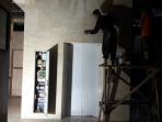 pekerja-sedang-menyelesaikan-pengerjaan-lift-khusus-untuk-menyambut-raja-arab-saudi_20170223_202737.jpg