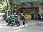 pekerja-sektor-informal-menerima-paket-makanan.jpg