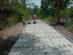 pekerjaan-konstruksi-jalan-desa-yang-sedang-dikebut-di-kabupaten-bojonegoro-jawa-timur.jpg