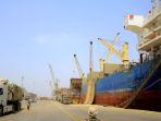 pelabuhan-hodeidah-di-yaman-menerima-pengiriman-pertama-sejak-dibakar-israel.jpg