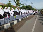 pelajar-di-kota-sorong-menunggu-kedatangan-jokowi.jpg
