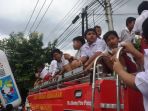 pelajar-sd-warga-duduk-di-atas-mobil-damkar_20180905_210915.jpg