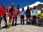 pelajar-sma-68-jakarta-kibarkan-merah-putih-di-puncak-elbrus-rusia_20180817_121200.jpg