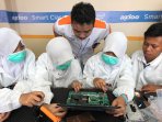 pelajar-smk-belajar-membongkar-dan-merakit-notebook_20160328_120829.jpg