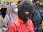 pelaku-ao-saat-dihadirkan-dalam-ekspos-perkara-di-mapolsek-telukbetung-selatan.jpg