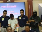 pelaku-bom-alam-sutra-berhasil-ditangkap-densus-88-mabes-polri_20151030_140204.jpg