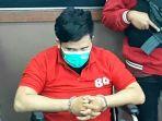 pelaku-dj-31-berperan-sebagai-pengendara-sepeda-motor-yang-memboncengi-penjambret.jpg