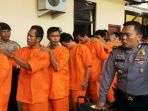 pelaku-kejahatan-yang-ditangkap-polres-batang-digiring-masuk-ruangan-di-mapolres_20180101_081528.jpg
