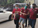 pelaku-ketika-digiring-petugas-di-mapolrestro-depok.jpg