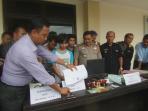 pelaku-pemalsuan-dokumen-negara-di-polrestabes-semarang_20151215_175439.jpg