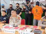 pelaku-pembawa-5-kg-sabu-sabu-mengenakan-rompi-tahanan.jpg