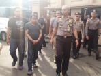 pelaku-pembunuhan-digiring-polisi_20160614_110224.jpg