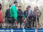 pelaku-pencurian-kayu-jati-saat-diamankan-oleh-petugas-polisi-hutan-di-d_20180926_133329.jpg