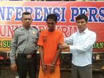 pelaku-penganiaya-diamankan-petugas-di-mapolsek-sunggal-jumat-12102018_20181012_165506.jpg