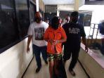 pelaku-penganiayaan-anak-saat-digiring-petugas.jpg