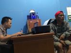 pelaku-penganiayaan-pakai-topi-saat-menjalani-pemeriksaan-di-polsekta_20171004_114520.jpg