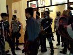 pelaku-perampasan-nyawa-satpam-saat-digelandang-di-mapolsek-cimanggung.jpg