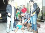 pelaku-percobaan-perampokan-konter-hanphone-jalan-aw-syahranie-air_20180220_082831.jpg