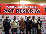 pelaku-rudapaksa-saat-diringkus-polisi-seni.jpg