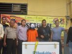 pelaku-sa-menggunakan-baju-tahanan-oranye-didampingi-seorang-polwan_20170804_102517.jpg