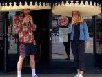 pelanggan-di-restoran-burger-king-jerman-kenakan-mahkota-raksasa-untuk-jaga-jarak-sosial.jpg