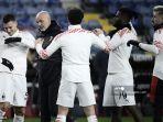 pelatih-ac-milan-italia-stefano-pioli-berdiri-bersama-diogo-dalot.jpg
